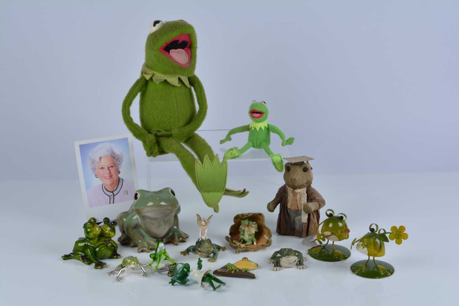 Lot 105 - A collection of frog related items