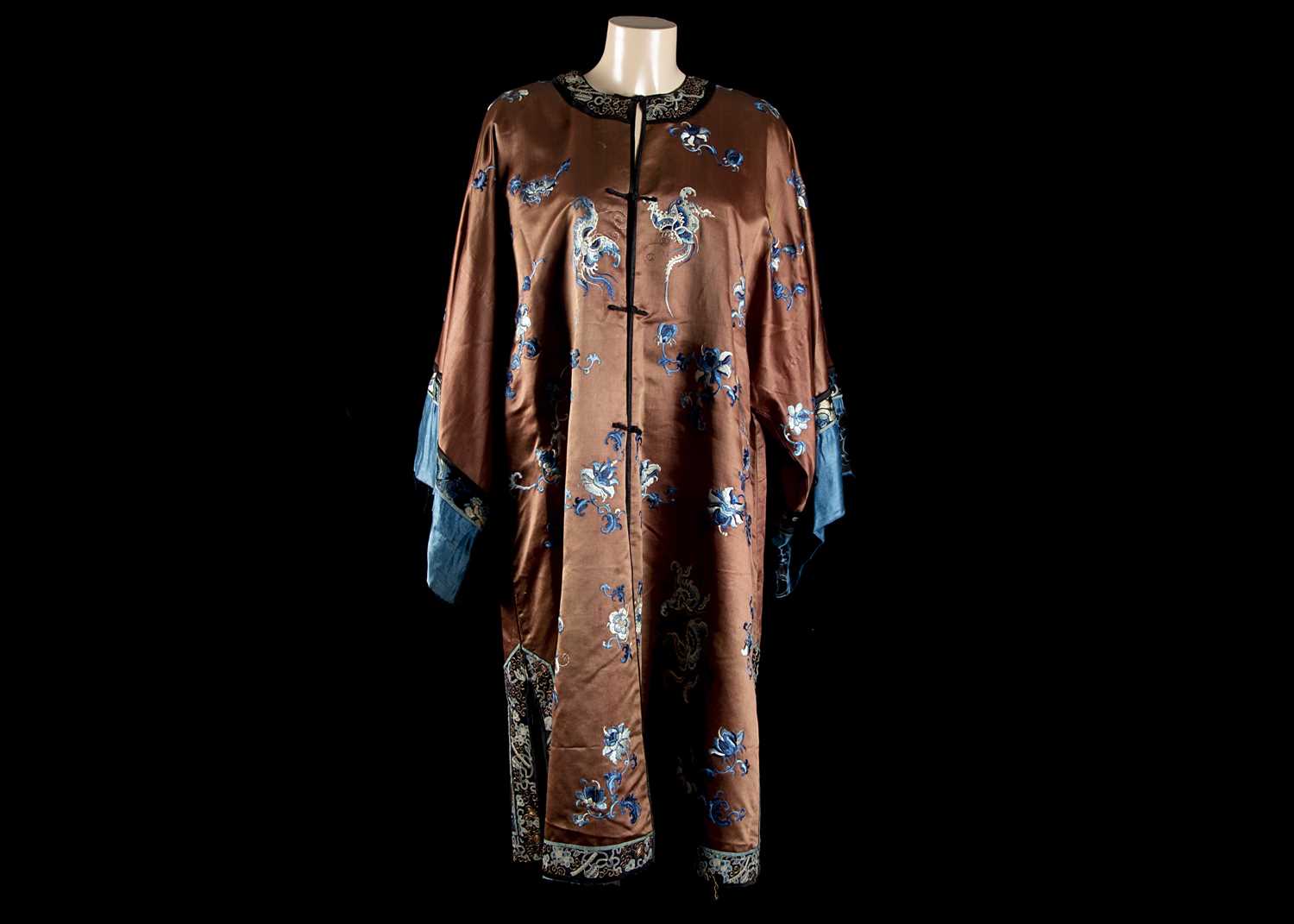 Lot 166 - A late 19th early 20th century Chinese silk gown