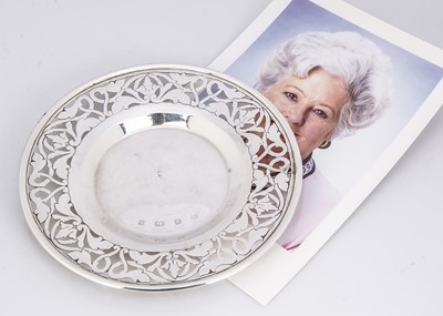 Lot 194 - A contemporary silver circular dish