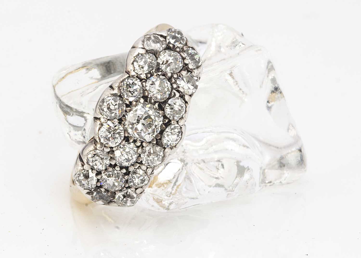 Lot 208 - An early 20th century triple cluster dressing