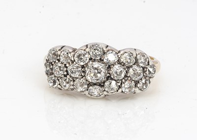 Lot 208 - An early 20th century triple cluster dressing