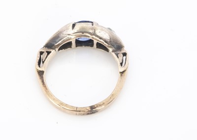 Lot 210 - An early 20th century boat shaped three stone dress ring