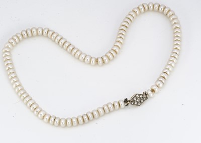 Lot 211 - A fresh water pearl necklace