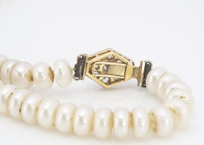 Lot 211 - A fresh water pearl necklace