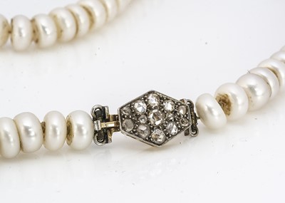 Lot 211 - A fresh water pearl necklace