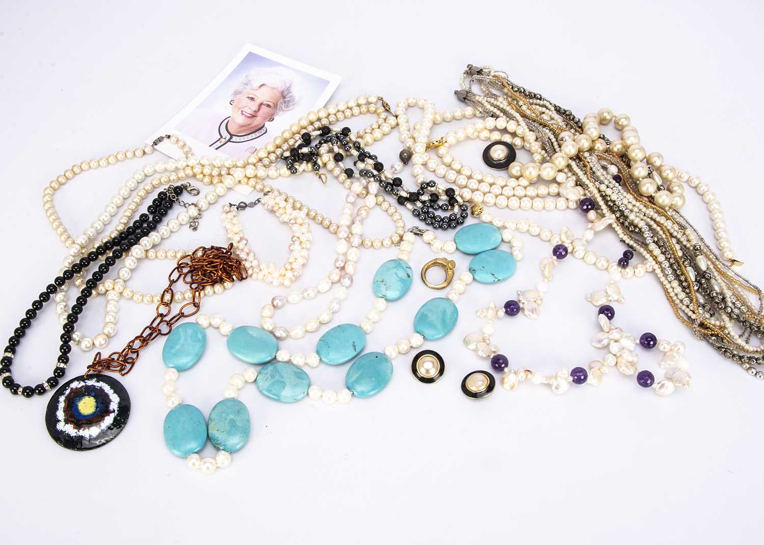 Lot 214 - A collection of fresh water and cultured pearls