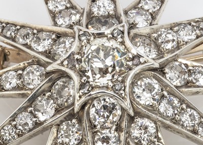 Lot 218 - An Edwardian twelve pointed diamond set star brooch/pendant