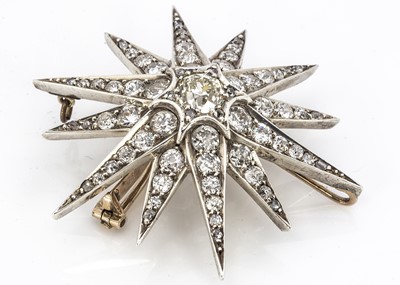 Lot 218 - An Edwardian twelve pointed diamond set star brooch/pendant