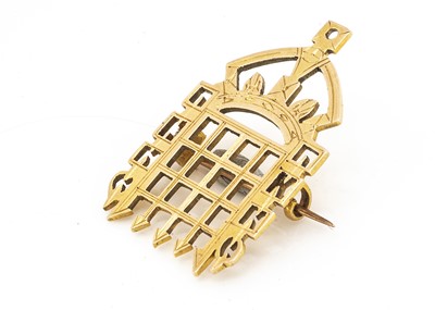 Lot 220 - A 15ct gold 'House of Commons' brooch