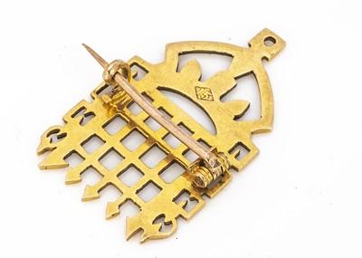 Lot 220 - A 15ct gold 'House of Commons' brooch