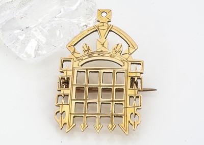 Lot 220 - A 15ct gold 'House of Commons' brooch