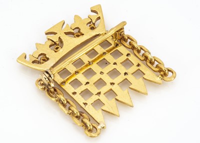 Lot 222 - A high carat gold and diamond House of Commons brooch