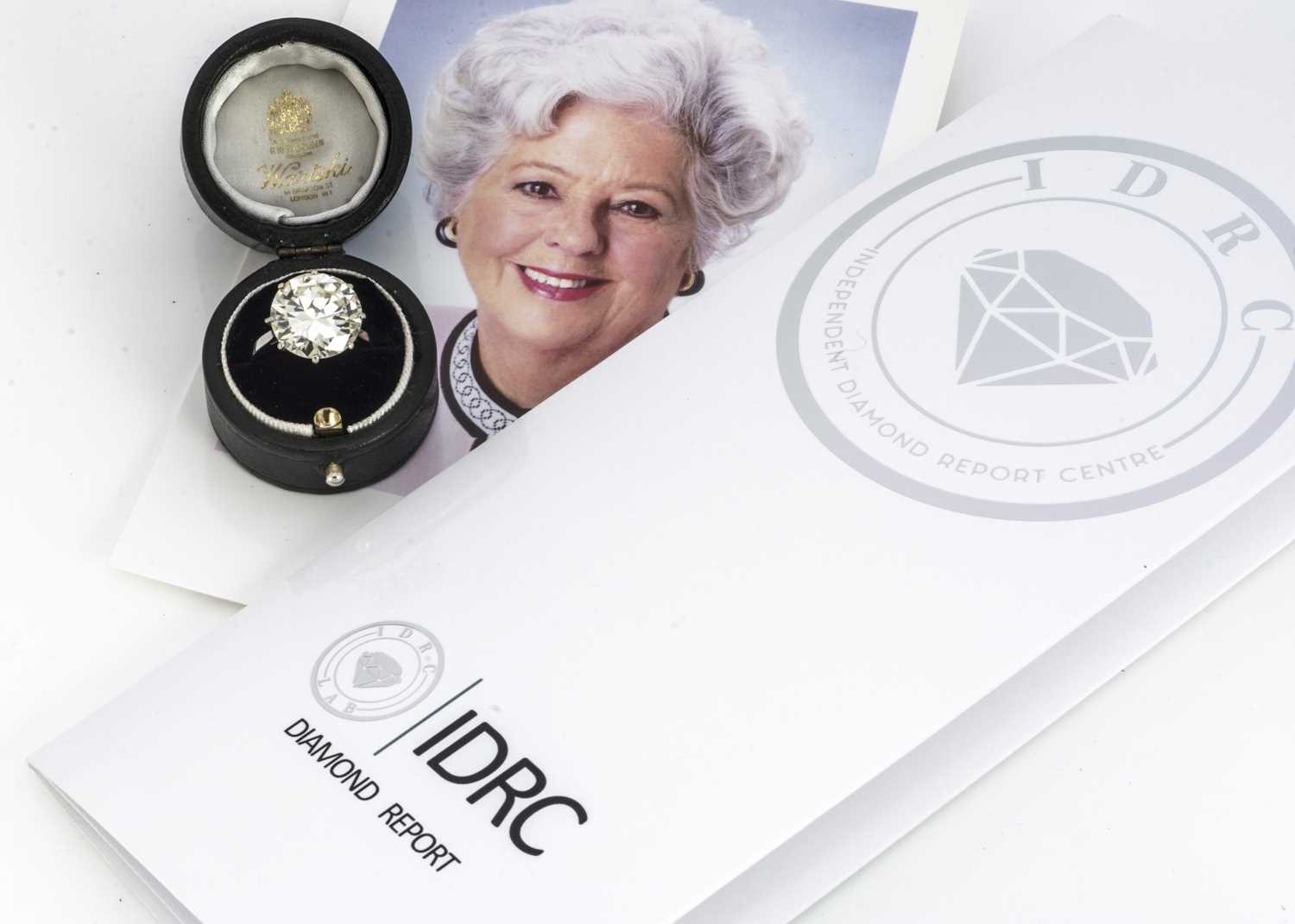 Lot 224 - A Large certificated diamond solitaire ring