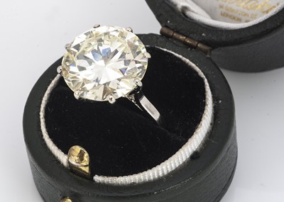 Lot 224 - A Large certificated diamond solitaire ring