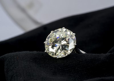 Lot 224 - A Large certificated diamond solitaire ring