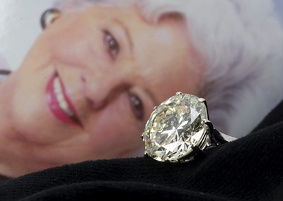 Lot 224 - A Large certificated diamond solitaire ring