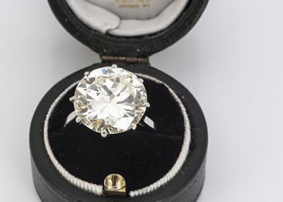 Lot 224 - A Large certificated diamond solitaire ring