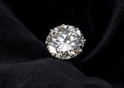 Lot 224 - A Large certificated diamond solitaire ring