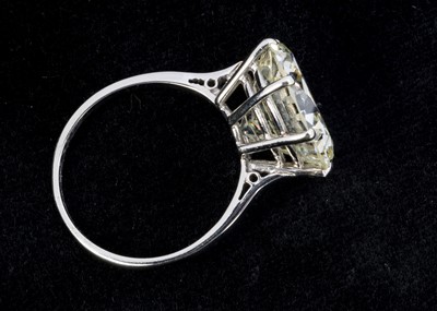 Lot 224 - A Large certificated diamond solitaire ring