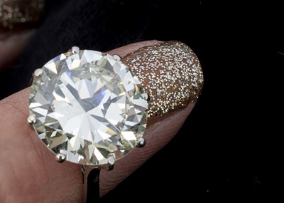 Lot 224 - A Large certificated diamond solitaire ring