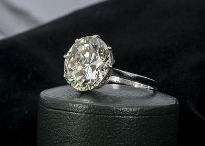 Lot 224 - A Large certificated diamond solitaire ring