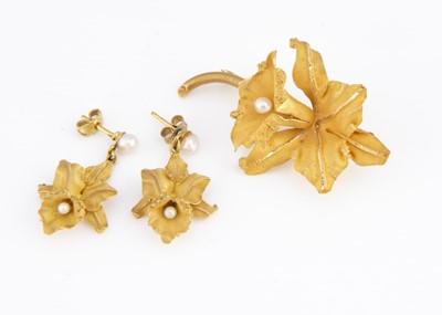 Lot 1 - A continental 18K marked orchid set