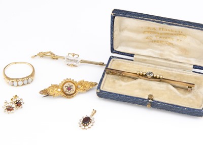 Lot 3 - A collection of 9ct gold