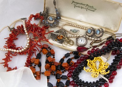 Lot 4 - A collection of costume jewels