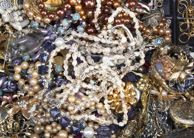Lot 14 - A collection of costume jewels