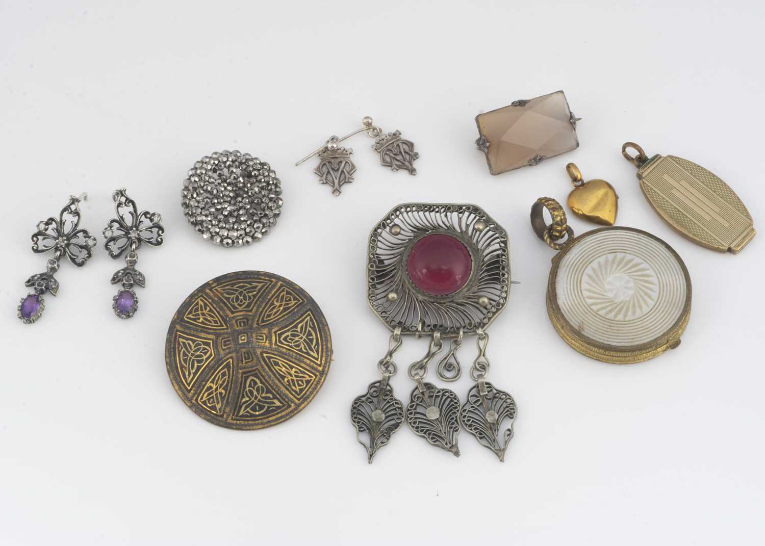 Lot 17 - A small collection of jewels