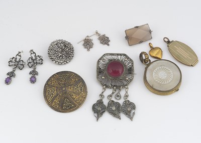 Lot 17 - A small collection of jewels