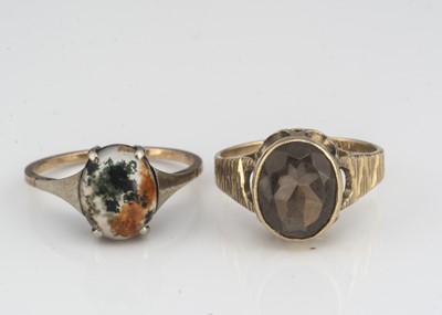 Lot 20 - A moss agate claw set ring