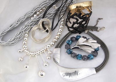 Lot 28 - A collection of modern costume jewellery