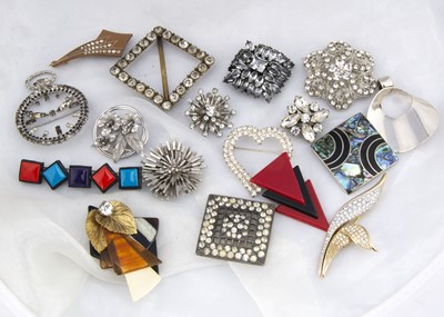 Lot 29 - A collection of modern silver and costume jewellery