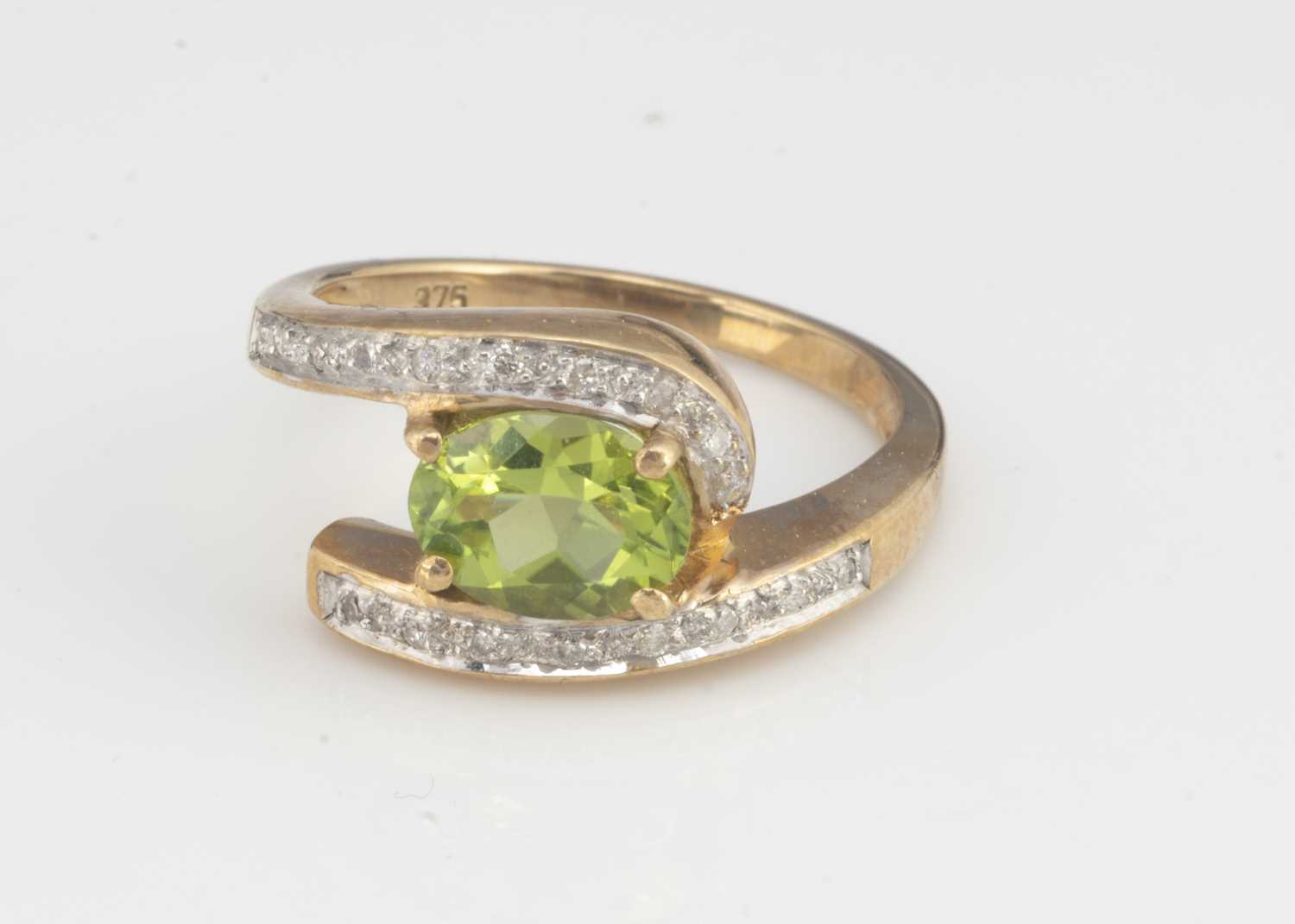 Lot 32 - A modern 9ct gold and gem set ring