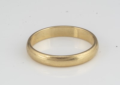 Lot 36 - An 18ct gold wedding band ring