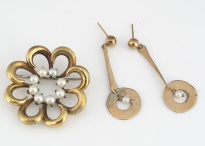 Lot 72 - A yellow metal cultured pearl stylised floral brooch