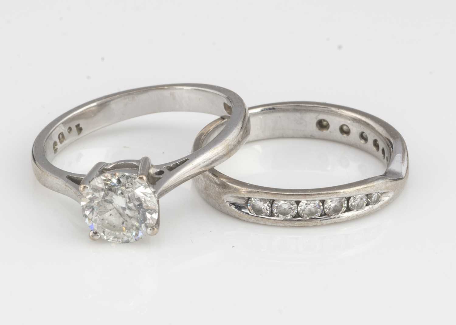 Lot 79 - A certificated diamond solitaire ring