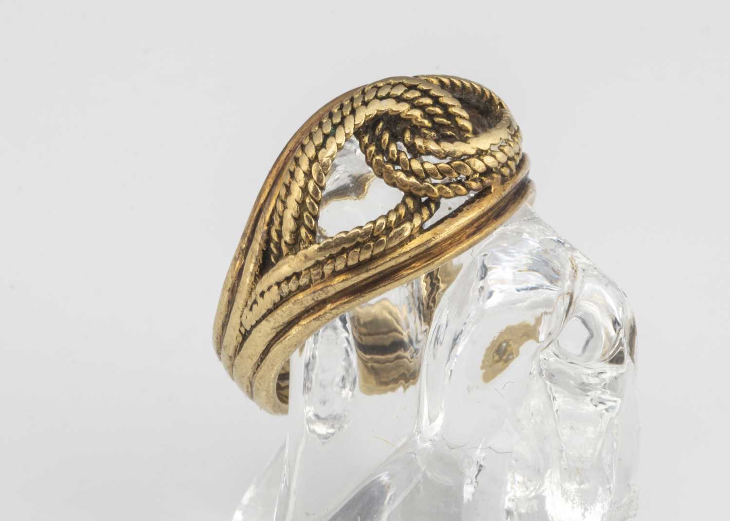 Lot 88 - An 18ct gold rope twist knot ring