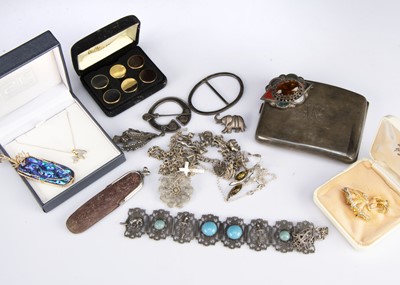 Lot 92 - A collection of costume jewellery