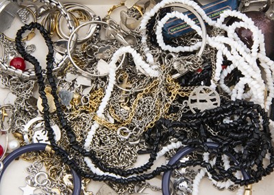 Lot 93 - A quantity of costume jewellery