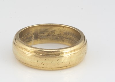 Lot 97 - An 18ct gold wedding band