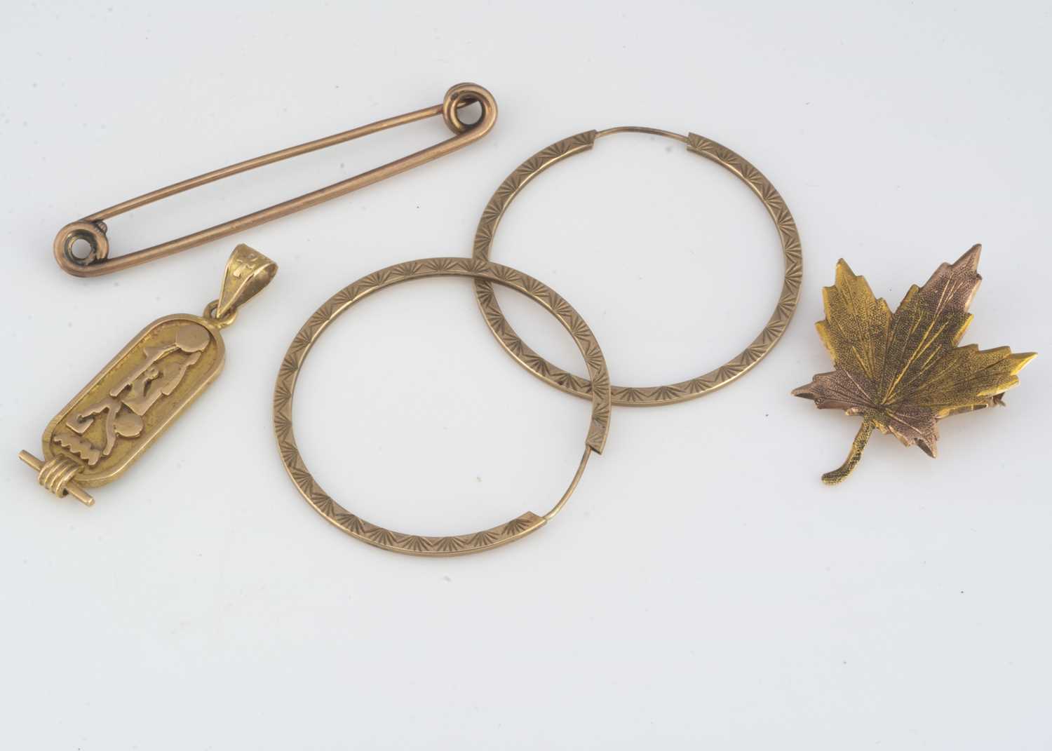 Lot 100 - A Canadian maple leaf two colour pin brooch
