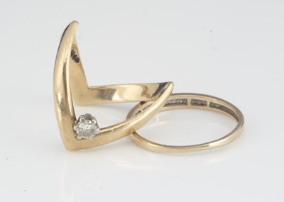 Lot 105 - A wishbone and diamond wedding band