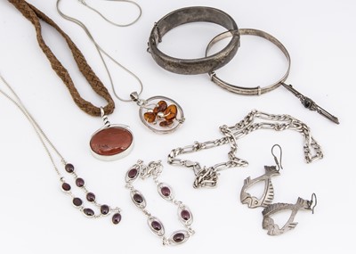 Lot 129 - A collection of silver jewellery