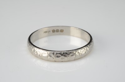 Lot 156 - A platinum wedding band