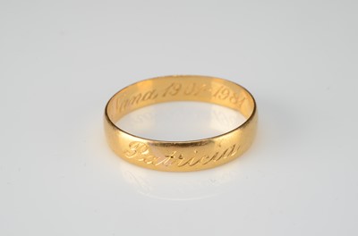 Lot 159 - A 22ct gold wedding band