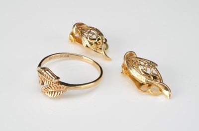 Lot 161 - A 9ct gold leaf ring