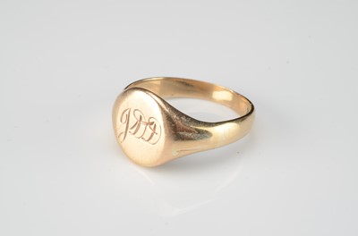 Lot 162 - A 9ct gold gentleman's signet ring