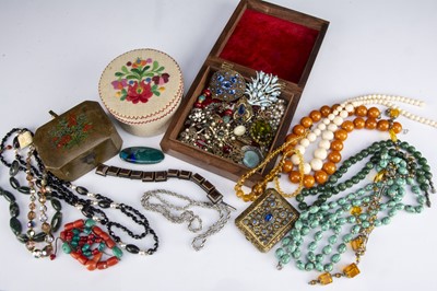 Lot 177 - A collection of costume jewellery